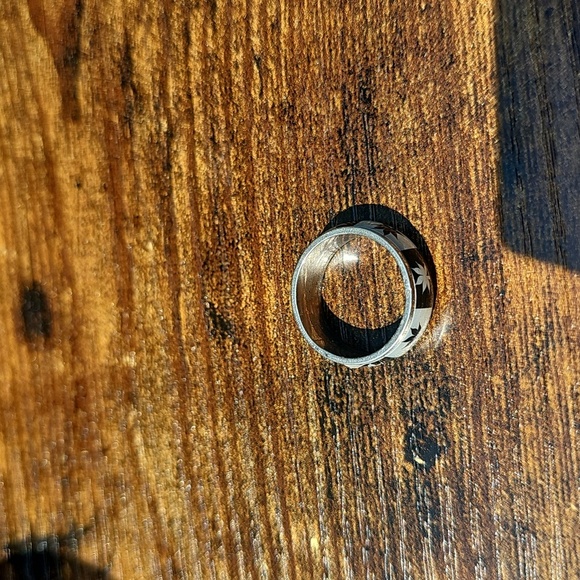 Black and Silver Leaf Pattern Ring - Picture 3 of 3